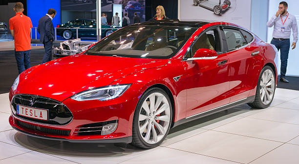 Quelle est la fréquence des entretiens d’une voiture électrique type Tesla ?