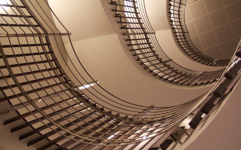 Les meilleurs matériaux pour la conception d’un escalier tournant sur mesure